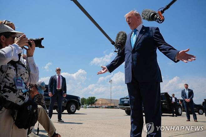 기자들과 대화하는 도널드 트럼프 미국 대통령 (워싱턴 AFP=연합뉴스) 20일(현지시간) 도널드 트럼프 미국 대통령이 워싱턴DC 인근 앤드루스 합동기지에서 기자들의 질문에 답하고 있다. 2026.5.21
