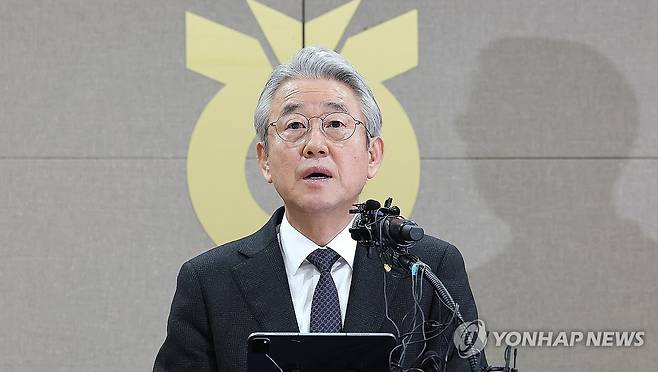 강호동 농협중앙회장 (서울=연합뉴스) 김주형 기자 = 강호동 농협중앙회장이 13일 서울 중구 농협중앙회에서 농림축산식품부가 지난 8일 발표한 농협중앙회에 대한 특별감사 중간 결과와 관련해 대국민 사과문을 발표하고 있다. 2026.1.13 kjhpress@yna.co.kr