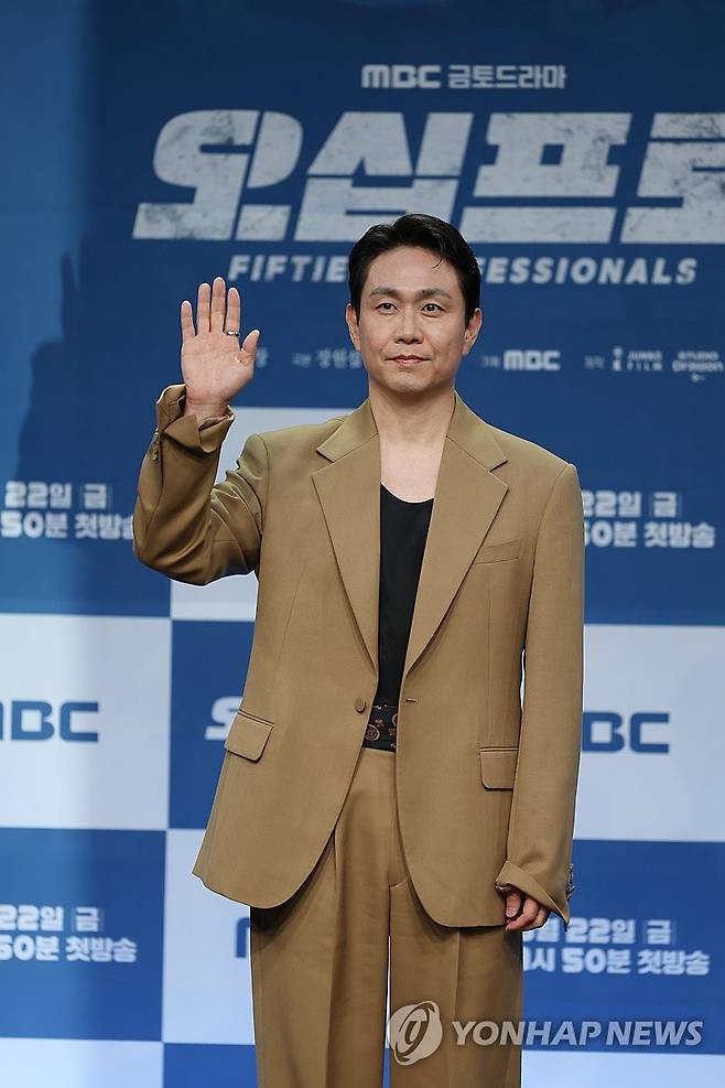 포즈 취하는 오정세 (서울=연합뉴스) 류효림 기자 = 배우 오정세가 21일 서울 마포구 상암동 MBC에서 열린 새 금토드라마 '오십프로' 제작발표회에서 포즈를 취하고 있다. 2026.5.21 ryousanta@yna.co.kr