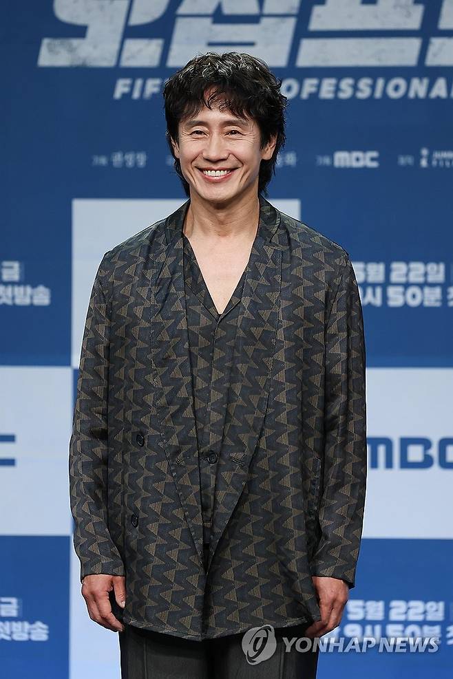 포즈 취하는 신하균 (서울=연합뉴스) 류효림 기자 = 배우 신하균이 21일 서울 마포구 상암동 MBC에서 열린 새 금토드라마 '오십프로' 제작발표회에서 포즈를 취하고 있다. 2026.5.21 ryousanta@yna.co.kr