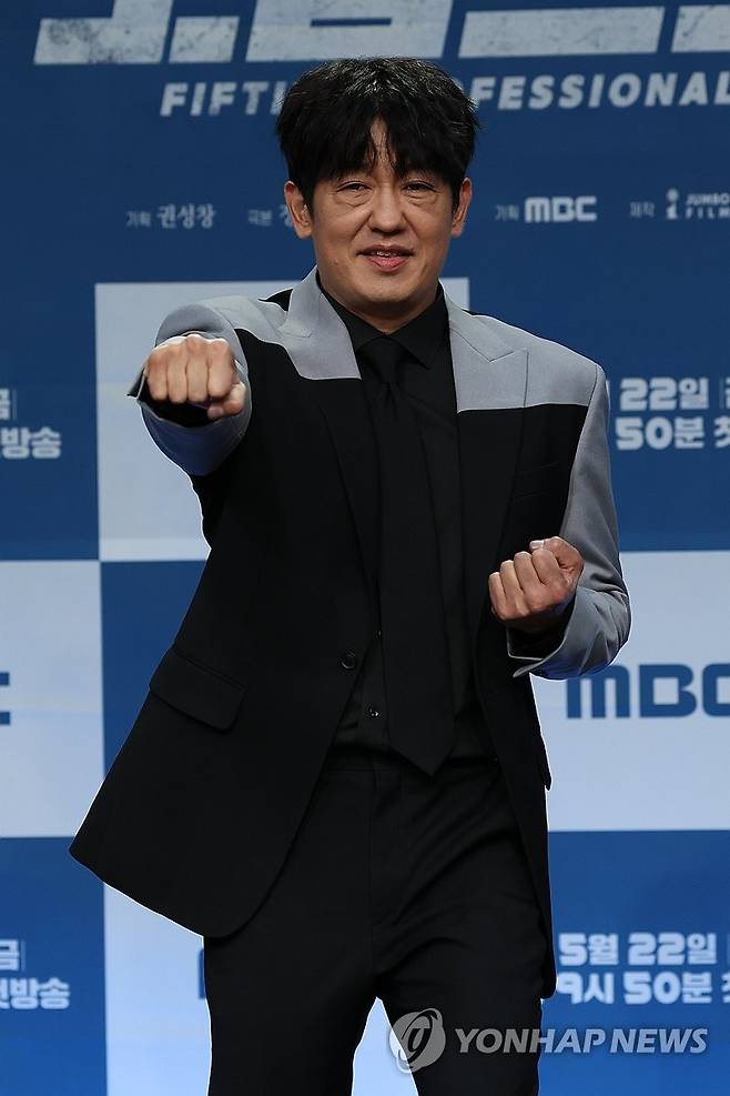 포즈 취하는 허성태 (서울=연합뉴스) 류효림 기자 = 배우 허성태가 21일 서울 마포구 상암동 MBC에서 열린 새 금토드라마 '오십프로' 제작발표회에서 포즈를 취하고 있다. 2026.5.21 ryousanta@yna.co.kr