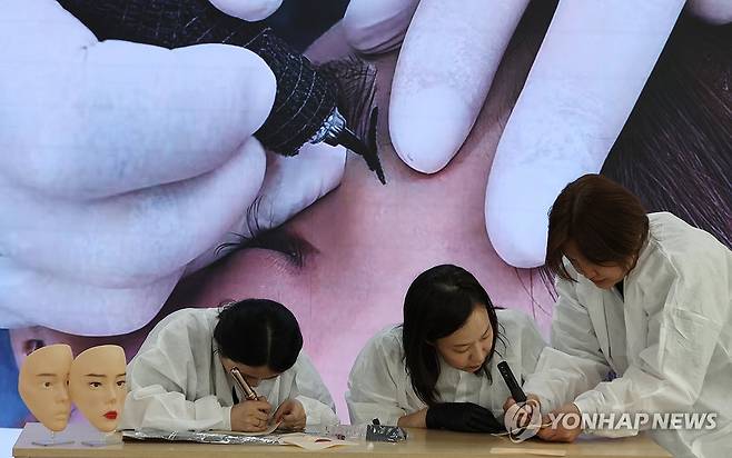 비의료인 문신 시술 합법화 [연합뉴스 자료사진]