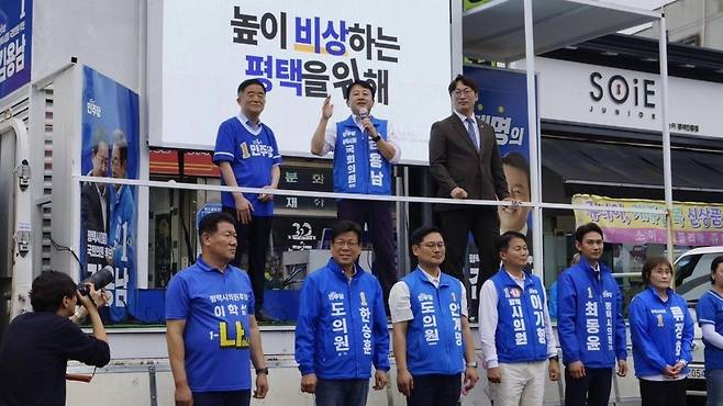 선거 유세하는 더불어민주당 김용남 후보  [김용남 후보 선거사무소 제공. 재판매 및 DB 금지]