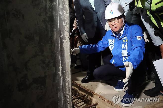 철근 누락 기둥 살피는 정원오 후보 (서울=연합뉴스) 김성민 기자 = 더불어민주당 정원오 서울시장 후보가 21일 서울 강남구 GTX-A 삼성역 공사현장에서 철근 누락 기둥 현장을 살피고 있다. 2026.5.21 ksm7976@yna.co.kr