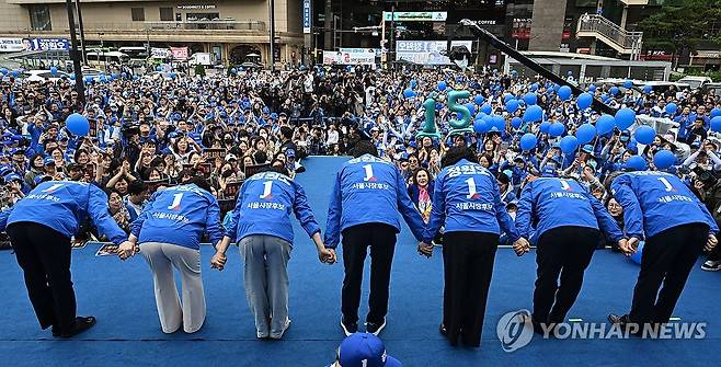 출정식에서 지지 호소하는 정원오 후보 (서울=연합뉴스) 박동주 기자 = 6·3 지방선거 공식 선거운동의 막이 오른 21일 더불어민주당 정원오 서울시장 후보가 서울 성동구 왕십리역 광장에서 열린 출정식에서 지지를 호소하고 있다. 2026.5.21 [공동취재] pdj6635@yna.co.kr