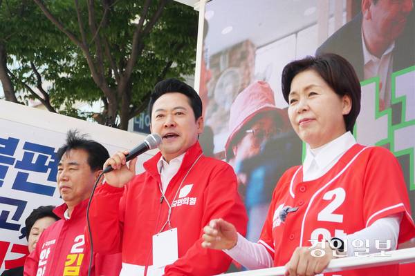 22일 오후 안양 범계사거리에서 장동혁 국민의힘 대표가 양향자 국민의힘 경기도지사 후보, 김대명 안양시장 후보 지원 유세를 벌이고 있다. 2026.5.22 /박상일기자 metro@kyeongin.com
