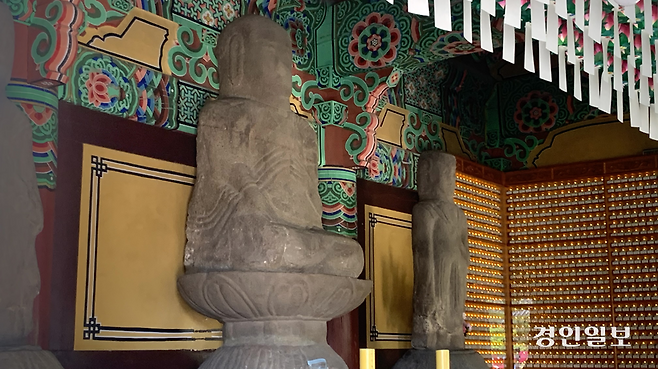 22일 수원시 팔달구 봉녕사 용화전에 경기도 유형문화유산 제151호인 ‘수원 봉녕사 석조삼존불’이 봉안돼 있다. 2026.5.22 /유혜연기자 pi@kyeongin.com