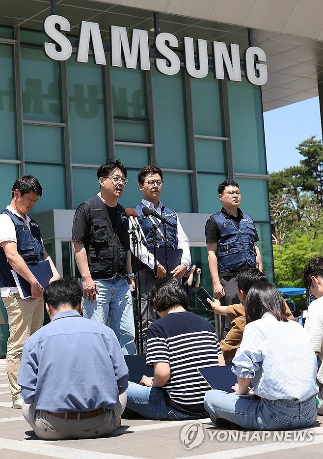 22일 오후 삼성전자 노사 임금협상 잠정합의안 찬반 투표가 시작된 가운데 수원시 삼성전자 정문 앞에서 디바이스경험(DX) 부문 직원들이 주축이 된 제2, 3조 노조(동행노조)집행부가 잠정합의안 및 찬반투표 참여 범위에 대한 입장을 밝히고 있다