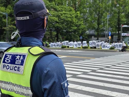 22일 오전 11시부터 오후 2시 30분까지 경남도청 정문 앞에서 '제4회 매드프라이드(Mad Pride) 경남' 행사가 열렸다. 이 자리는 정신질환 장애인 당사자들도 비장애인과 함께 지역사회 한 구성원으로 살아갈 권리가 있다는 점을 알리고자 마련됐다. /최석환 기자