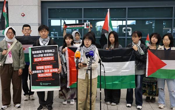 가자지구행 구호선에 탑승했다가 이스라엘군에 나포됐던 활동가 김아현씨와 김동현씨가 귀국하는 22일 인천국제공항으로 마중온 팔레스타인 해방을 위한 항해 한국본부 관계자들이 입장발표를 하고 있다. 연합뉴스
