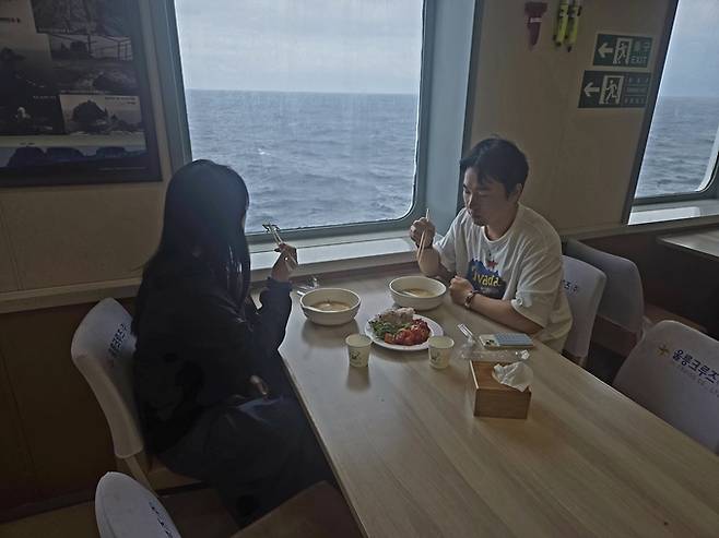 ▲ 울릉크루즈호에 탑승한 관광객이 아침 식사를 즐기고 있다. 박재형 기자