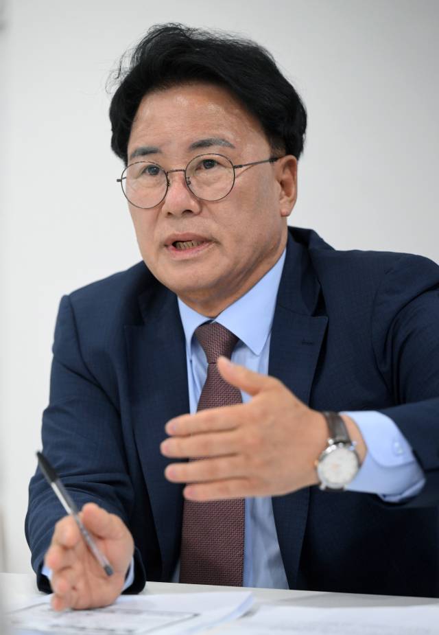 오인태 경남도교육감 후보가 창원시 성산구 중앙동 선거사무소에서 주요 교육 현안에 대해 입장을 밝히고 있다.