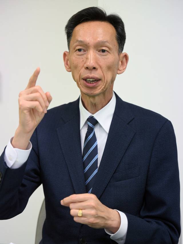 김준식 경남도교육감 후보가 창원시 성산구 경남신문사에서 주요 교육 현안에 대해 입장을 밝히고 있다./김승권 기자/