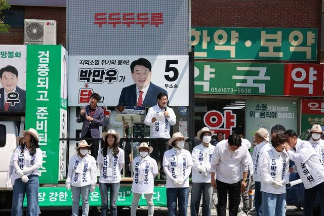 무소속 박만우 봉화군수 후보가 22일 오전 봉화버스터미널 앞에서 출정식을 열고 장날을 맞은 주민들을 상대로 첫 유세를 펼치고 있다. 독자제공