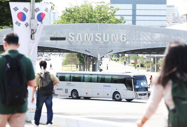 삼성전자 임직원들이 22일 수원사업장으로 출근하고 있는 모습. 삼성전자 노조 측은 이날 올해 임금협상 잠정 합의안의 찬반투표를 실시한다. [사진=연합뉴스]