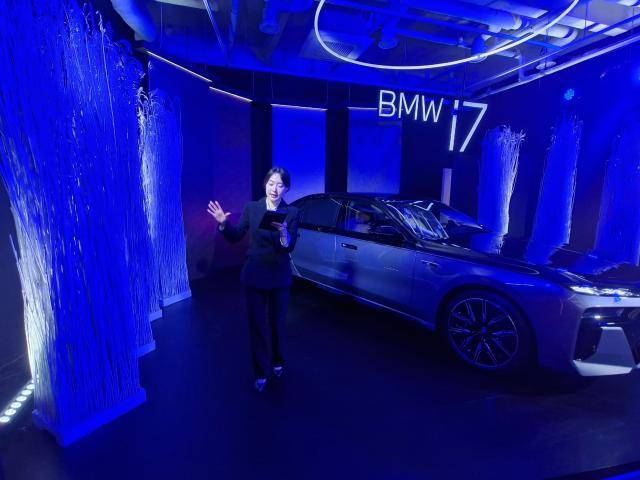 도슨트가 BMW 플래그십 전기 세단 bmw i7에 대해 설명하고 있다.[사진=오주석 기자]