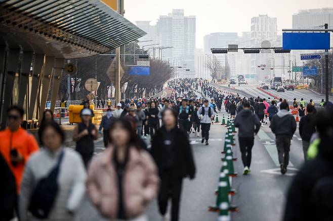 3월 22일 서울 영등포구 여의대로에서 열린 쉬엄쉬엄 모닝 참가자들이 러닝을 하고 있다.(뉴시스)