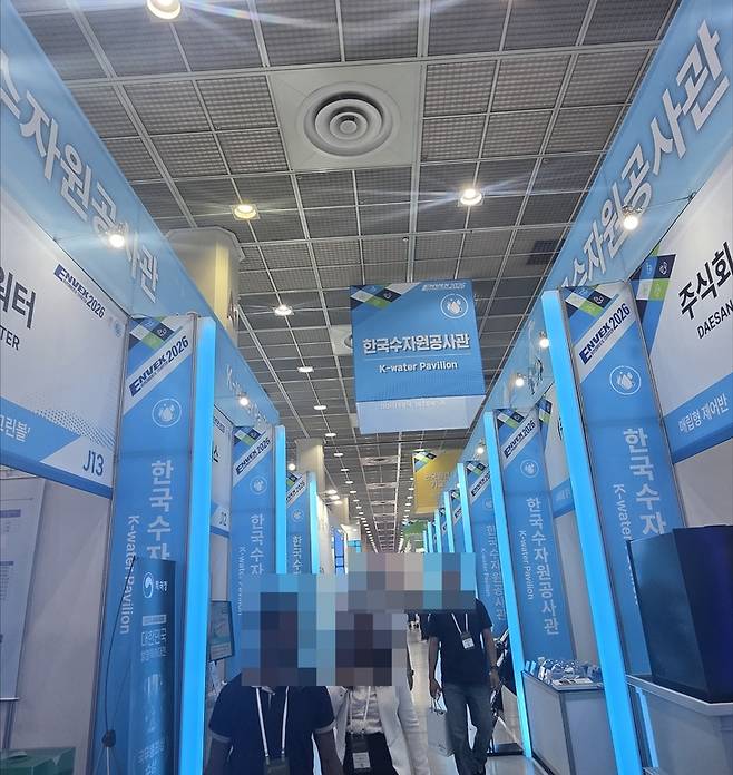 ▲22일 서울 강남구 코엑스 A홀에서 열린 '제47회 국제환경산업기술·그린에너지전(ENVEX 2026)' 한국수자원공사관에서 참관객들이 물관리 디지털전환 및 수처리 관련 기술을 둘러보고 있다. 사진=장혜원 기자