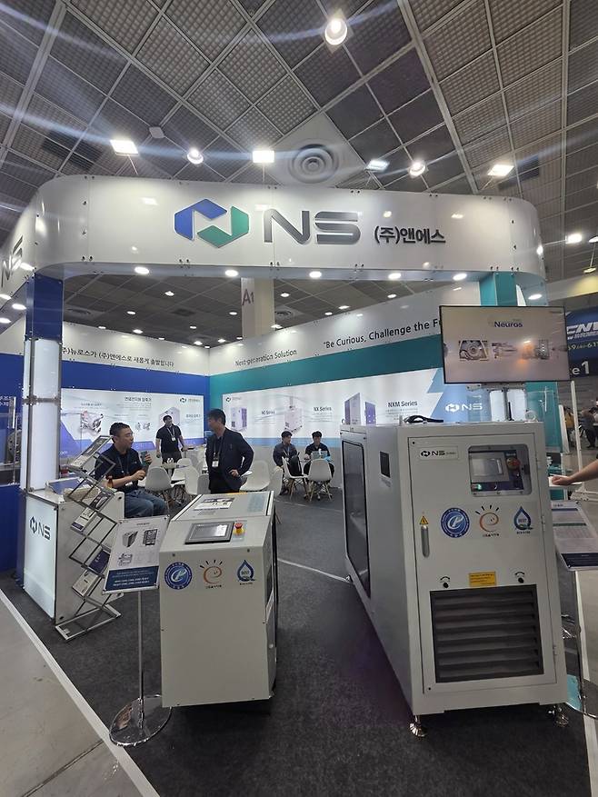 ▲22일 서울 강남구 코엑스 A홀에서 열린 '제47회 국제환경산업기술·그린에너지전(ENVEX 2026)' NS 부스에 공기베어링 기반 터보블로워 등 수처리 플랜트용 고효율 송풍 설비가 전시돼 있다. 사진=장혜원 기자
