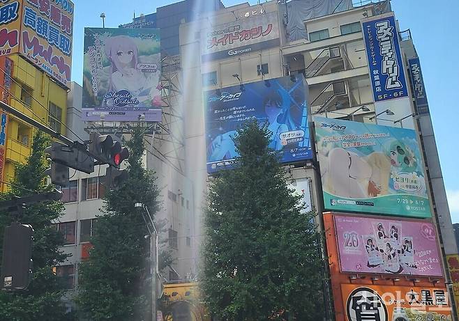 도쿄 아키하바라 거리에 게재된 넥슨 '블루 아카이브' 광고.[사진=임종성 기자]