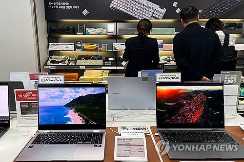 서울 시내 대형마트에 PC, 노트북 판매대 모습[출처 : 연합뉴스 자료사진]