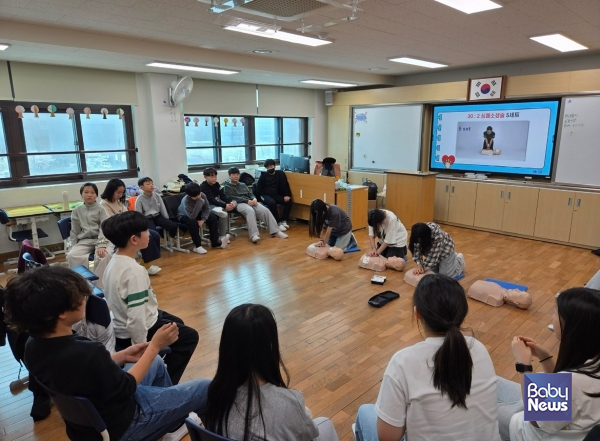 심폐소생술 교육 중인 모습(가곡초등학교).&nbsp;ⓒ강서구