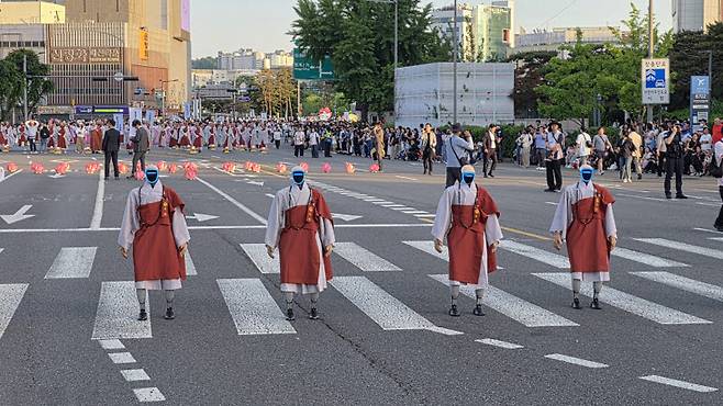 로봇 스님이 연등행렬에 참여한 모습 (사진=클로봇)