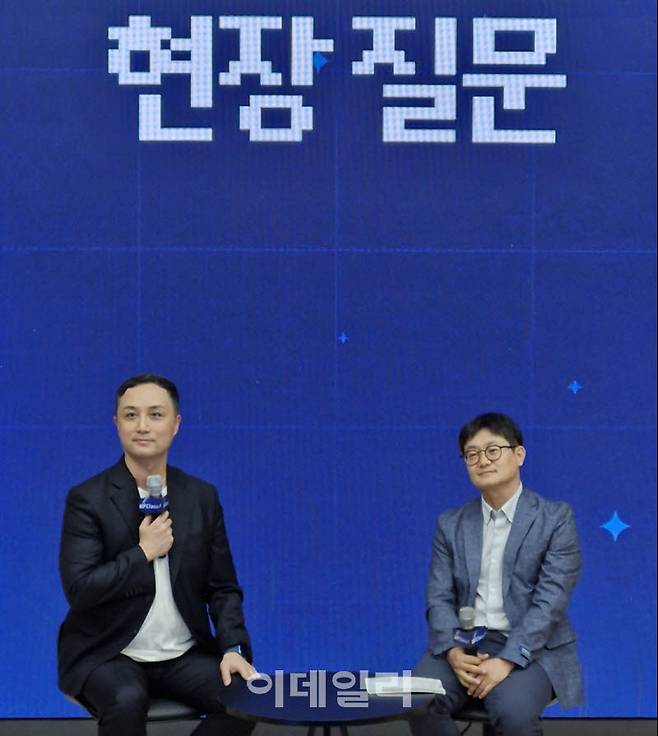 장성찬 두나무 최고변화책임자(CTO)는 임병화 성균관대 경영대학 교수와 함께 학생들로부터 현장 질문을 받았다. 임 교수는 "AI에 대체되지 않는 무언가가 필요한 시대"라며 "외산에 의존하지 않고 우리나라만의 디지털자산 금융 인프라가 만들어지길 기대한다"고 말했다. (사진=최훈길 기자)