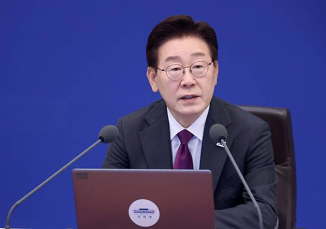 이재명 대통령이 21일 청와대에서 열린 수석보좌관회의에서 발언하고 있다. 〈사진=연합뉴스〉