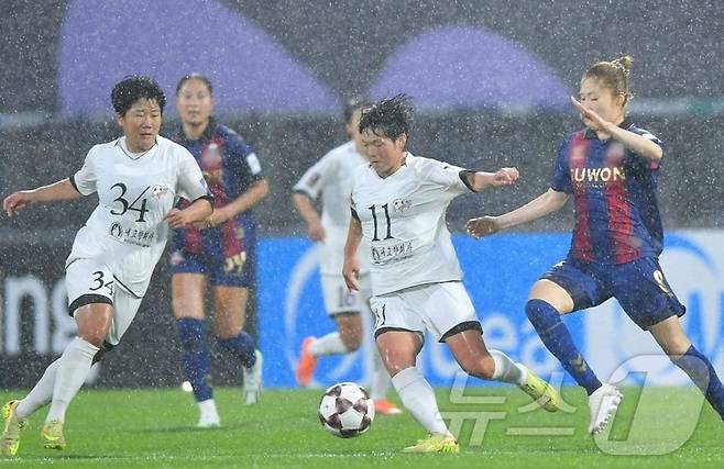 (평양 노동신문=뉴스1) = 지난 20일 수원종합운동장에서 열린 아시아축구연맹(AFC) 여자챔피언스리그(AWCL) 준결승에서 맞붙은 수원FC위민과 내고향여자축구단 [국내에서만 사용가능. 재배포 금지. DB 금지. For Use Only in the Republic of Korea. Redistribution Prohibited] rodongphoto@news1.kr