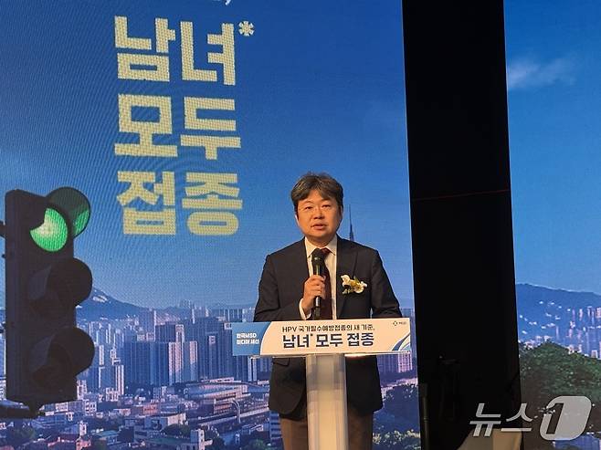 Kim Dong-hyun, a professor in the Department of Pediatrics at Inha University Hospital, is speaking at a press conference on the new guidelines for the National Immunization Program (NIP) regarding HPV vaccination for both males and females, held on Wednesday afternoon at Seongam Art Hall in Seoul