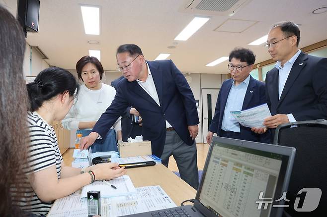 22일 김종훈 전북도 경제부지사가 익산시 동산동 행정복지세터를 찾아 고유가 피해지원금(2차) 지급 현장 운영 상황을 점검하고 있다.(전북도 제공. 재판매 및 DB금지)/뉴스1