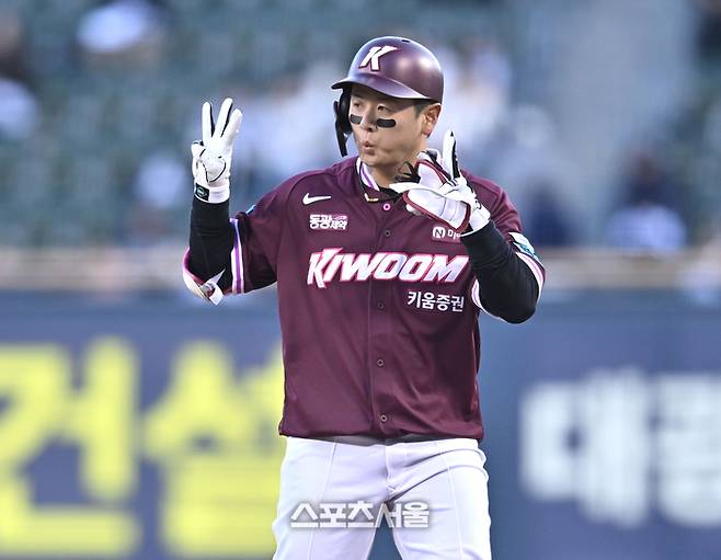 키움 최주환이 7일 서울 잠실구장에서 열린 2026 KBO리그 두산전 1회초 2사1,3루 1타점 중전안타를 친 후 세리머니를 하고 있다. 잠실 | 최승섭기자 thunder@sportsseoul.com