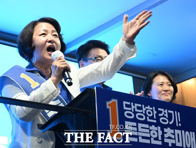 추미애 더불어민주당 경기도지사 후보가 22일 경기 의정부시 민락2지구 로데오거리에서 유권자들에게 지지를 호소하고 있다. /의정부=이새롬 기자