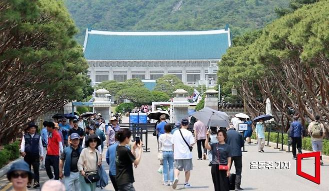 지난해 5월 29일 청와대 관람을 위해 시민들이 줄을 서 있는 모습.