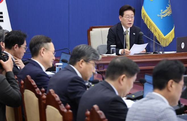 이재명 대통령이 14일 청와대에서 열린 수석보좌관회의에서 발언하고 있다. 연합뉴스
