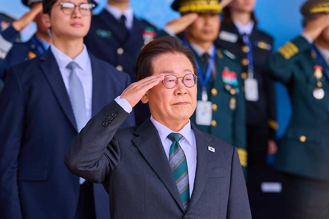이재명 대통령이 작년 10월 1일 충남 계룡대에서 열린 건군 77주년 국군의 날 기념식에서 거수경례를 하고 있다./대통령실