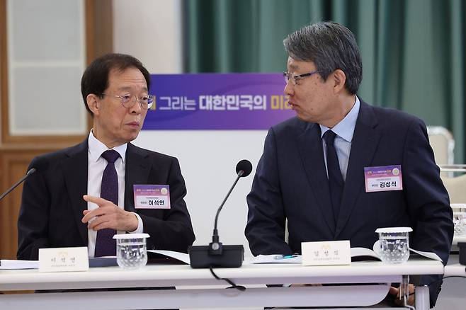 이석연(왼쪽) 국민통합위원회 위원장과 김성식 국민경제자문회의 부의장이 21일 청와대에서 열린 대통령 소속 자문회의·위원회 간담회에서 대화하고 있다. /뉴시스