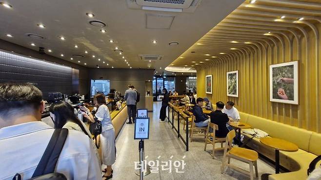스타벅스 코리아의 5.18 민주화운동 폄훼 마케팅 논란이 불거진 이후인 지난 21일 서울 강남구 수서 일대의 한 스타벅스 매장에 손님들이 앉아 있다. ⓒ데일리안 김찬주 기자