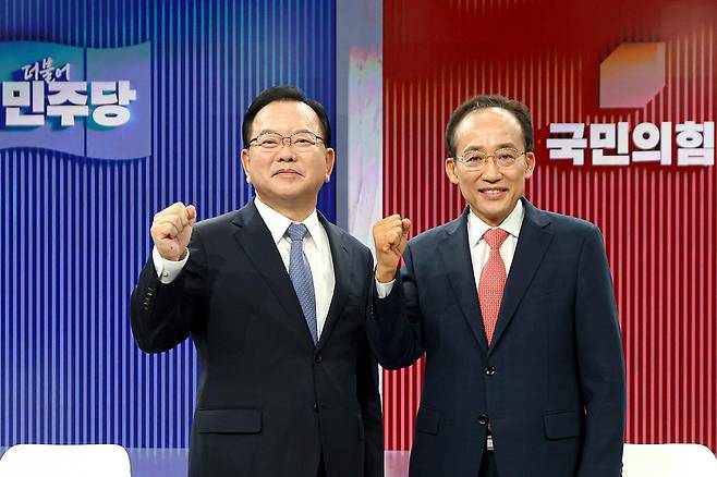 김부겸 더불어민주당 대구시장 후보(왼쪽)와 추경호 국민의힘 대구시장 후보가 22일 오후 대구 수성구 TBC(대구방송)에서 열린 ‘제9회 전국동시지방선거 대구시장 후보자 초청 토론회’에 참석해 본격적인 토론에 앞서 기념촬영을 하고 있다. 2026.5.22 뉴스1