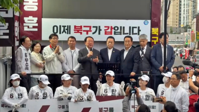이갑산(뒷줄 가운데) 범시민사회단체연합 중앙회장이 21일 오후 부산 북구 구포시장 쌈지공원에서 열린 한동훈 무소속 부산 북갑 국회의원 후보 출정식에 참석해 지지선언을 하고 있다. [유튜브 ‘한동훈입니다’ 영상 갈무리]