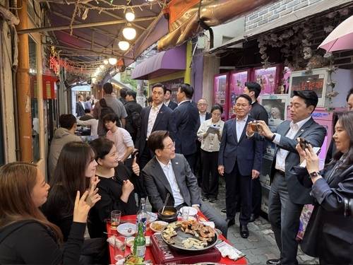 시민들과 사진 촬영하는 이재명 대통령. 강훈식 대통령 비서실장 X 캡처. 연합뉴스