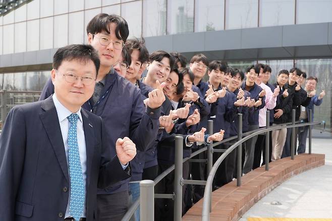부산시설공단 이성림 이사장(맨 왼쪽)과 직원들이 부산콘서트홀 시설을 둘러본 뒤 콘서트홀 앞에서 기념촬영하고 있다. 부산시설공단 제공