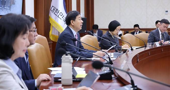 구윤철 경제부총리 겸 재정경제부 장관이 22일 서울 종로구 정부서울청사에서 열린 비상경제본부 회의 겸 경제장관ㆍ국가창업시대전략회의 및 부동산관계장관회의에서 발언하고 있다. /사진=연합뉴스