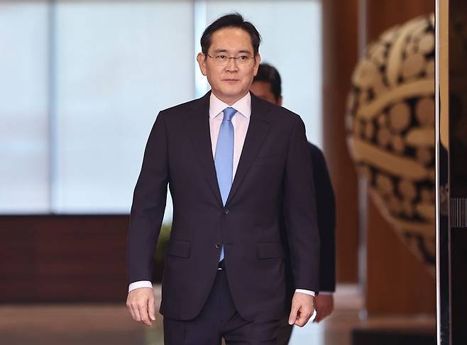 이재용 삼성전자 회장이 지난 16일 서울 강서구 서울김포비즈니스항공센터로 귀국하고 있다. 뉴스1