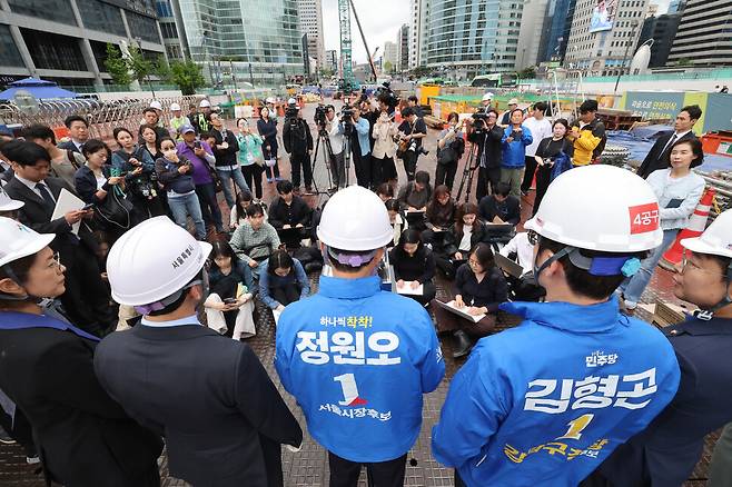 정원오 더불어민주당 서울시장 후보가 선거운동 첫날인 21일 오후 서울 강남구 삼성역 인근에서 ‘철근 누락’ 오류가 발생한 수도권광역급행철도(GTX)-에이(A) 삼성역 구간 공사 현장을 살펴본 뒤 브리핑을 하고 있다. 최현수 기자 emd@hani.co.kr