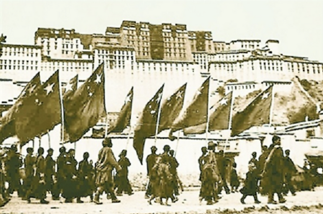 1951년 티베트 라싸 포탈라궁 광장을 행진하는 중국 인민해방군. 위키피디아
