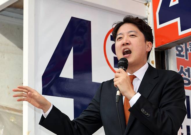 개혁신당 총괄선거대책위원장을 맡고 있는 이준석 당대표가 21일 서울 동작구 사당역 인근에서 열린 같은 당 김정철 서울시장 후보의 출정식에 참석해 지원 유세를 하고 있다. 연합뉴스