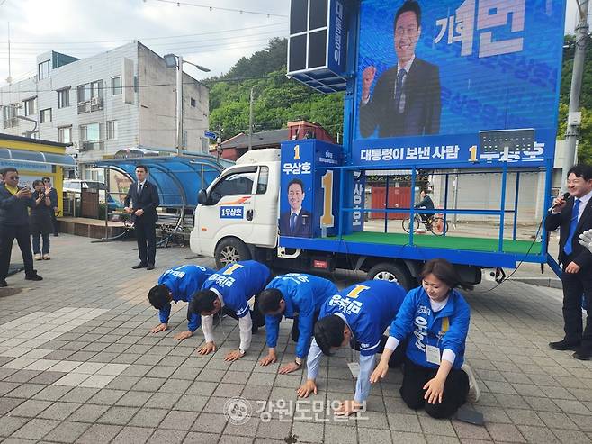▲ 정청래 민주당 대표는 22일 우상호 도지사 후보와 함께 동쪽바다중앙시장을 찾아 6·3 지방선거에 나서는 동해지역 시장, 도·시의원 후보자들을 위한 지원유세에 나섰다. 김우열 기자