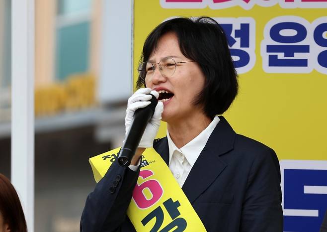 ▲정의당 강은미 전남광주통합특별시장 후보가 21일 전남 목포시 포르모사거리에서 열린 전남ㆍ광주 출정식에서 발언하고 있다 [연합뉴스]